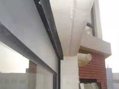 处理措施:   全面整改窗台排水坡度;   修复窗楣