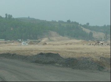 苍翠碧绿的山体被剥离的面目全非    隆泰洗煤厂位于五寨县山岔镇.