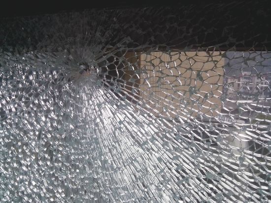 阳台钢化玻璃爆裂 上面惊现弹孔