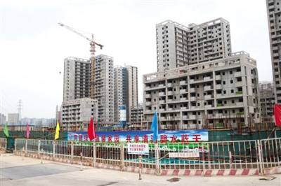 6月22日，郭公庄一期公租房项目在建设中。该项目因高压线迁移问题，有1000多套房源施工进展缓慢。新京报记者 浦峰 摄
