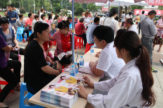 上海南浦妇科医院为群众服务开展义诊活动