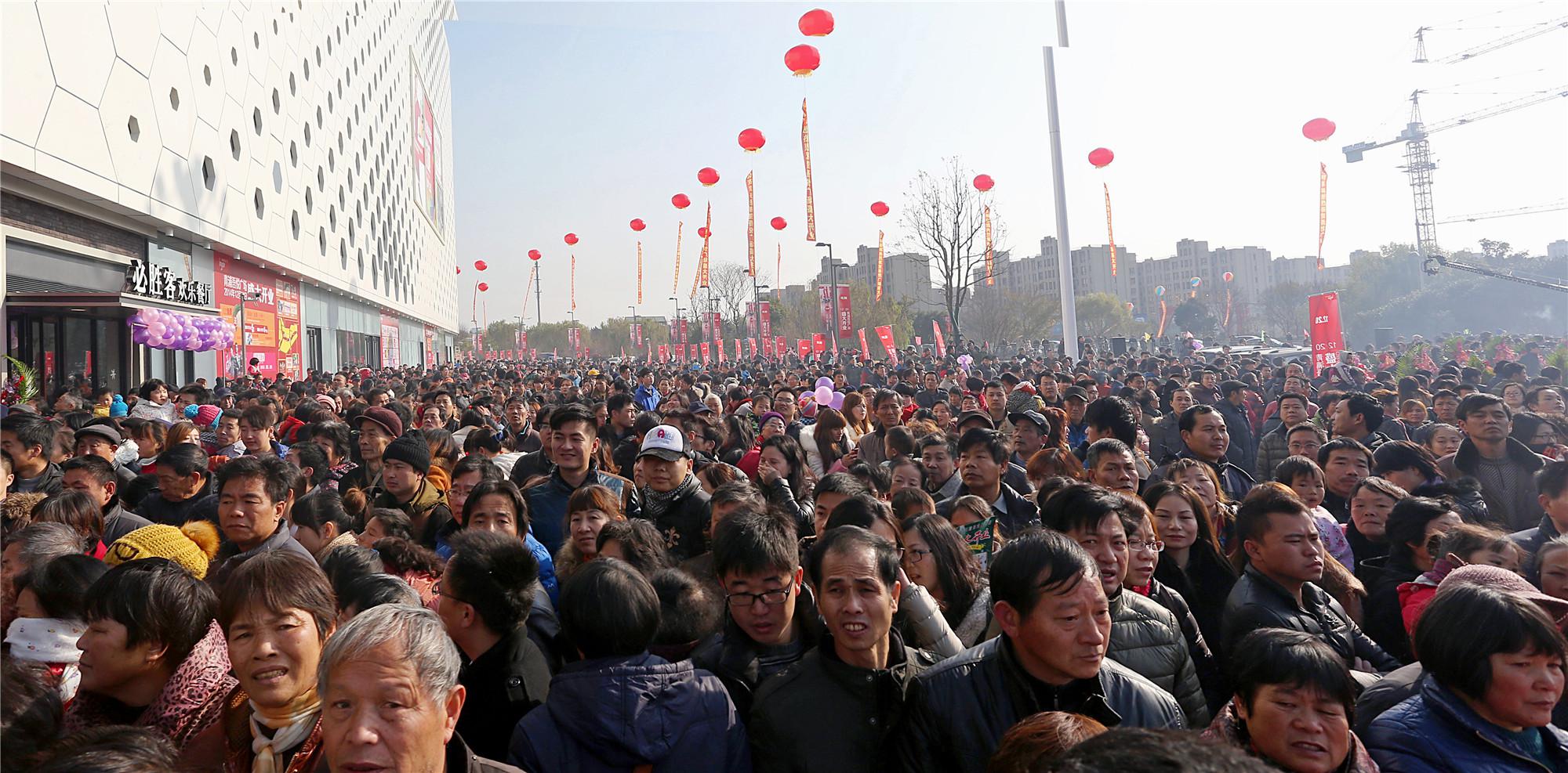 上海新城吾悦广场开业客流爆满 青浦首个大商