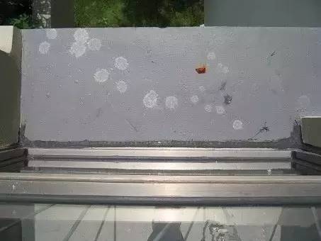 处理措施:   全面整改窗台排水坡度;   修复窗楣
