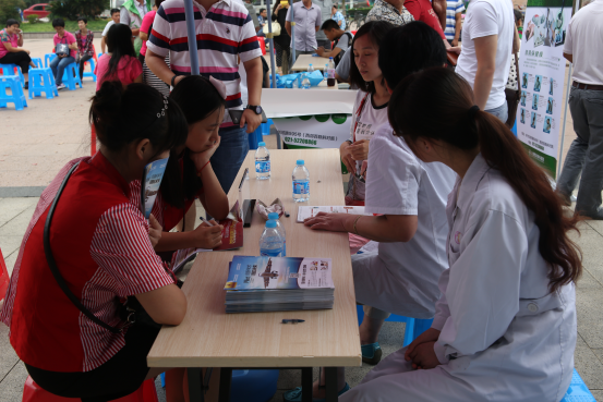 上海南浦妇科医院为群众服务开展义诊活动